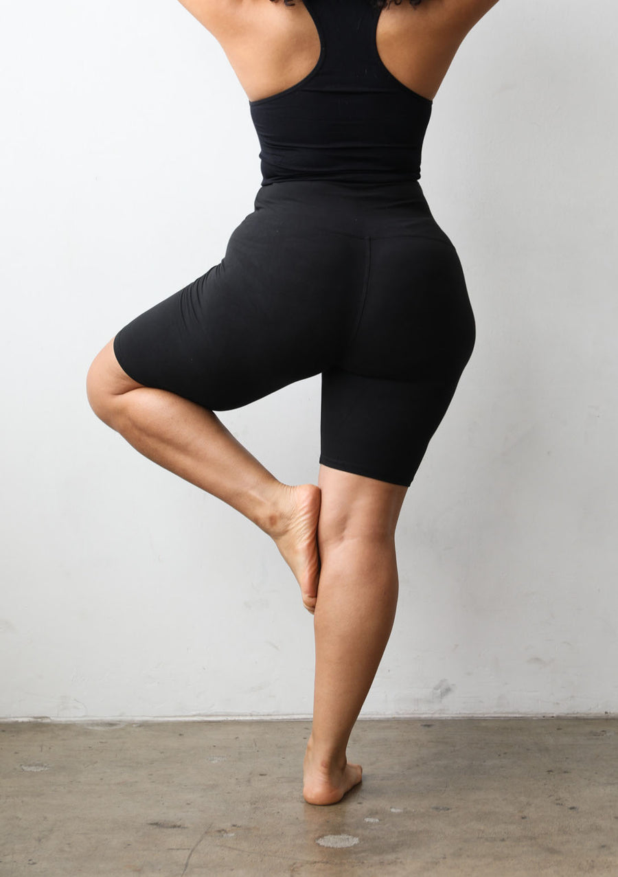 Curvy Yoga Short (Black)